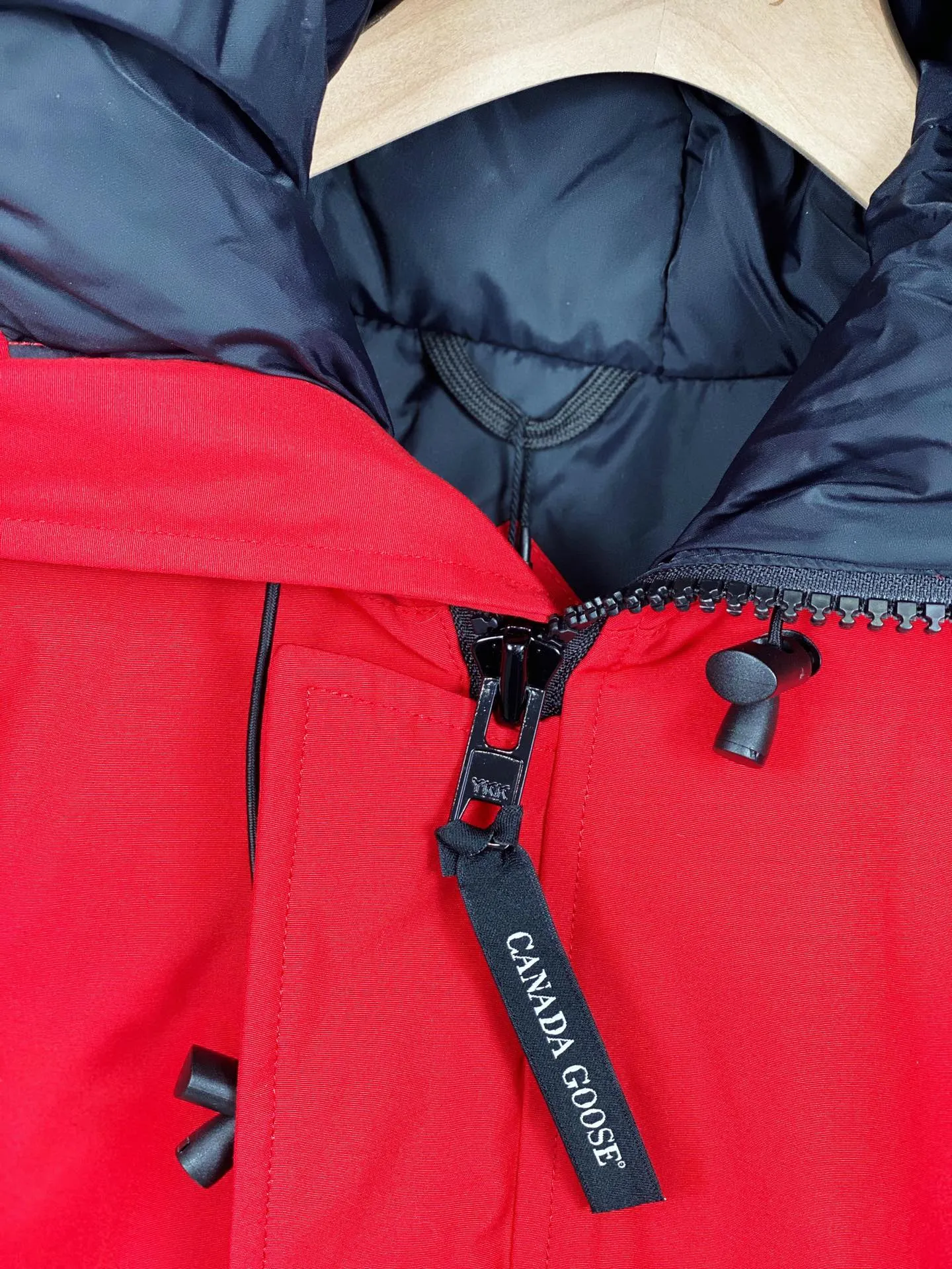 P780 Canada goose/Canada Goose Chilliwack 01 bomber jacket down jacket, authentic original clothing mold, all accessories are customized from the original factory. 💯The softness of the fabric is compared with the original product, and it can be restored by kneading at will (fabric misunderstanding: it is not a high-hardness fabric that is waterproof. Only those who buy the latest authentic version this year will notice the softness and comfort of the fabric) 💯The down is synchronized with the authentic white duck down, fluffy and not clumps, electronically controlled down filling machine. 💯Customized authentic YKK zipper pullers, high hardness and no jamming 💯The fur collar is custom-made from coyote skins in western Canada, the original version has the same origin 💯All workmanship and wiring are controlled by workers with more than ten years of service. They must be horizontal and vertical, and are not crooked. The inner wiring density is more sophisticated. Feel free to compare 💯Goose logo on sleeves, collar label, washed label, hangtag, zipper cord, pocket label, cuff thread, hem thread All details are updated simultaneously with the original product. The best version with the most complete colors. Sizes: XS-XXL (size chart attached below)